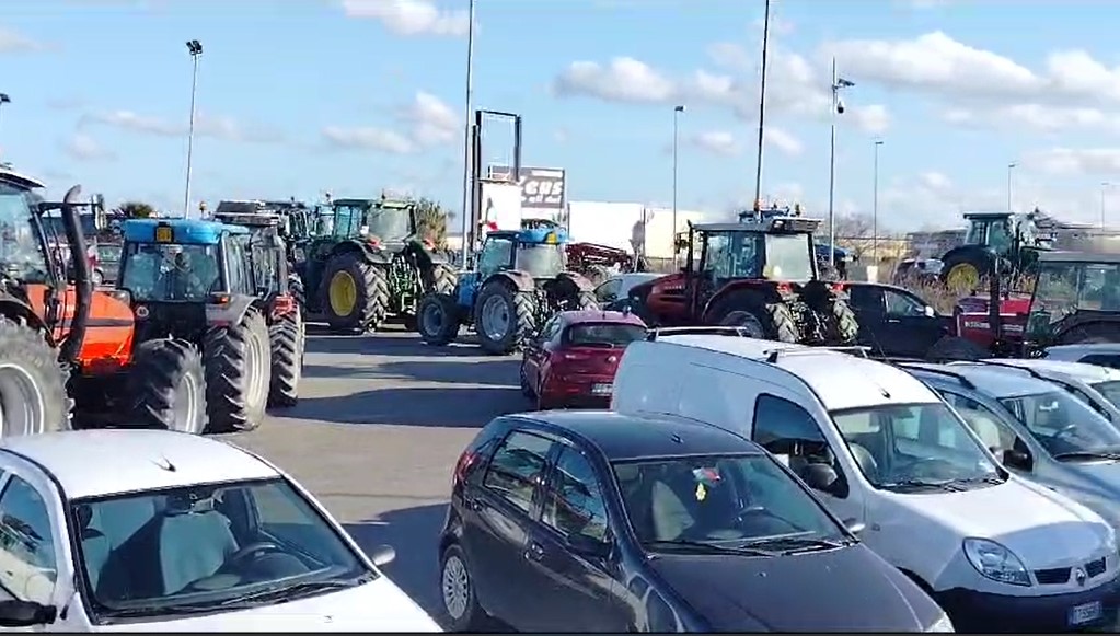 La protesta degli agricoltori contro le regole Ue: cortei sulle statali 106 e 280