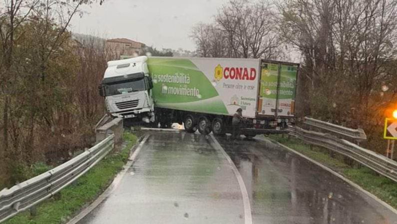 Tir di traverso sulla 106 a Cariati, traffico bloccato per alcune ore