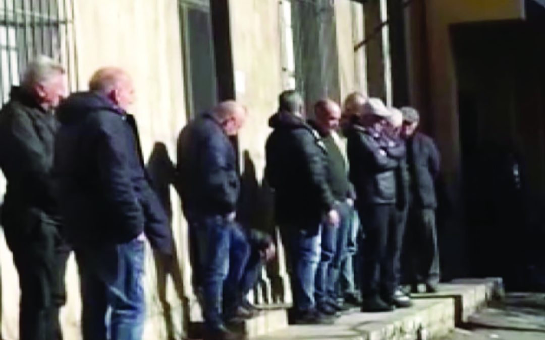 Lutto a San Luca davanti all’abitazione di una delle vittime dell’incidente