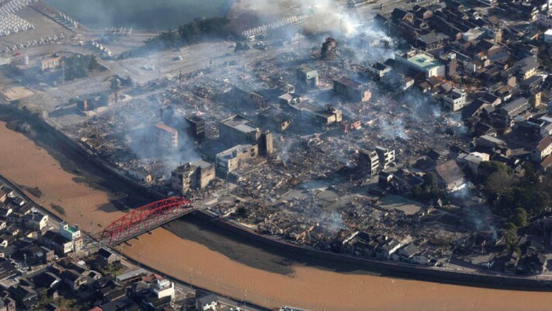 Decine di morti per il sisma in Giappone, revocato allarme tsunami