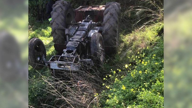 Tragedia a Corigliano Rossano, agricoltore muore schiacciato dal trattore