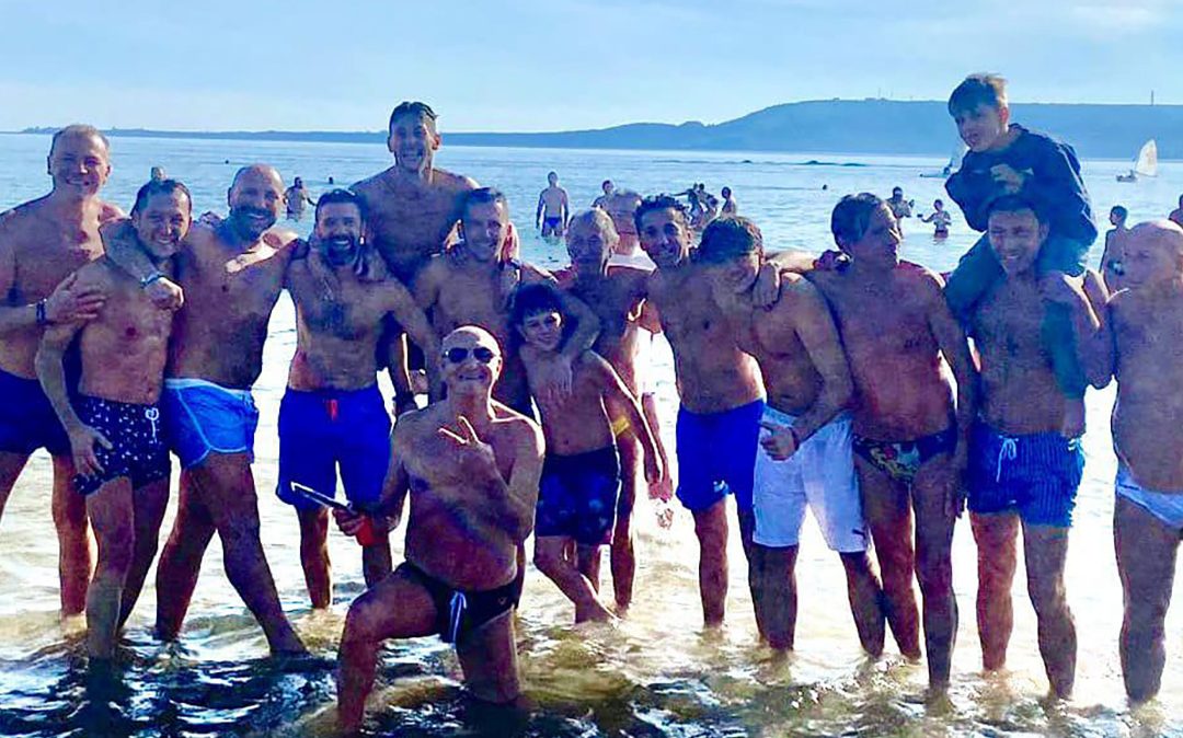 Foto di gruppo per alcuni partecipanti al Tuffo di Capodanno di Crotone (foto Facebook)