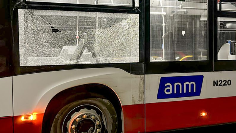 Atti vandalici contro autobus a Napoli, aumentata la vigilanza