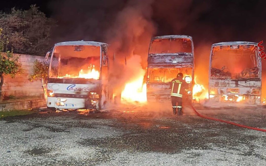 Gli autobus distrutti