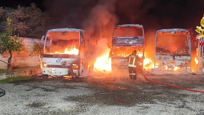 Autobus in fiamme in un deposito nel Casertano