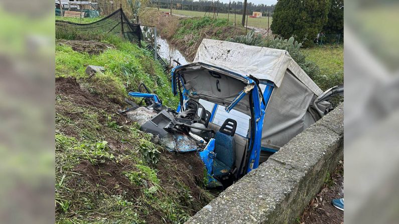 Tragedia nel Lametino, camion fuori strada: un morto e un ferito