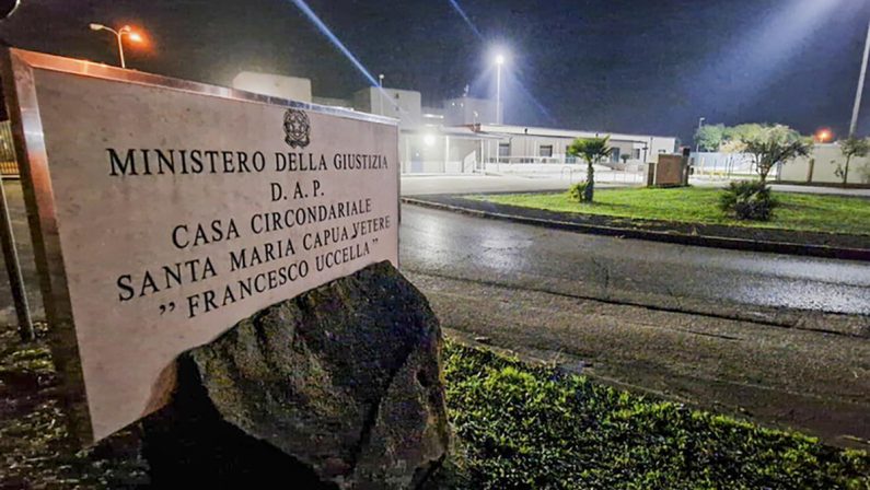 Caserta, disordini in carcere: 15 detenuti barricati per 3 ore