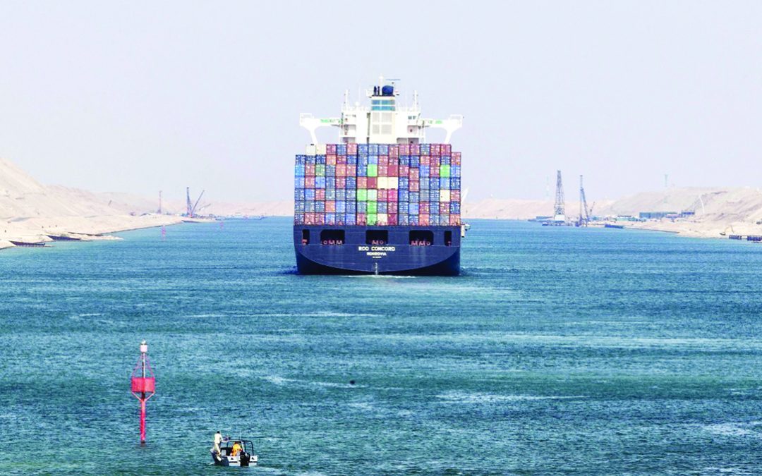 Una portacontainer attraversa il Canale di Suez