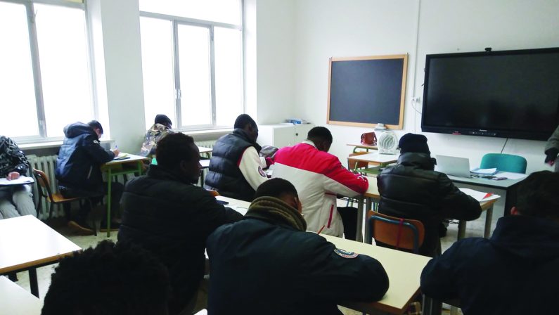 Studentessa disabile portata in braccio ai test di lingua italiana