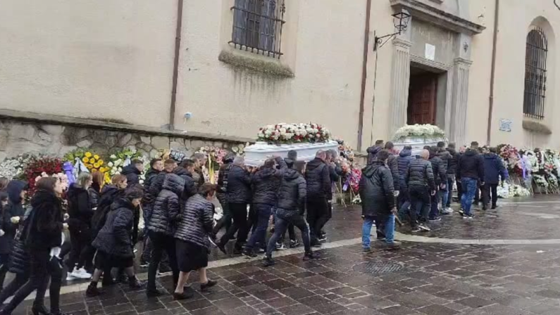 San Luca, il giorno dell'addio alle vittime dell'incidente