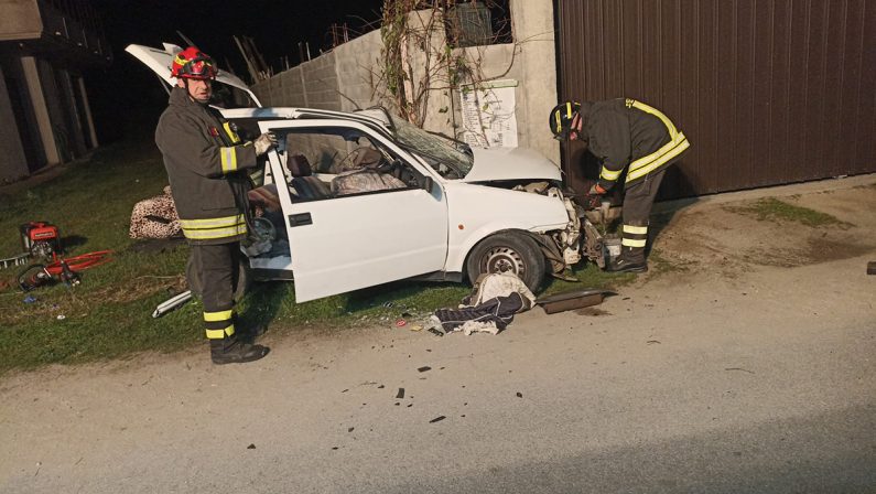 Auto contro un pilastro, morti due giovani a Rosarno in un incidente