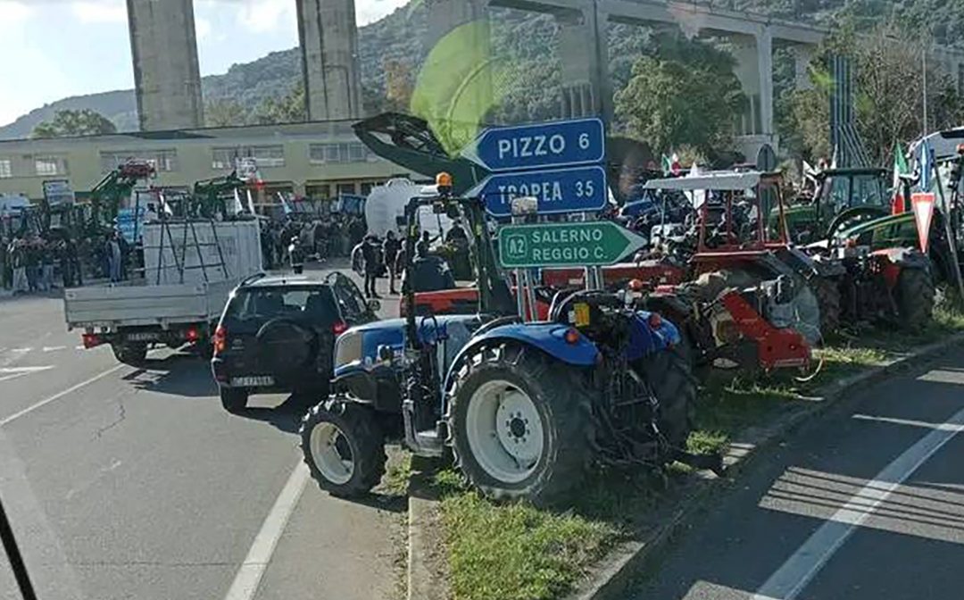 La portesta degli agricoltori allo svincolo A2 di Pizzo