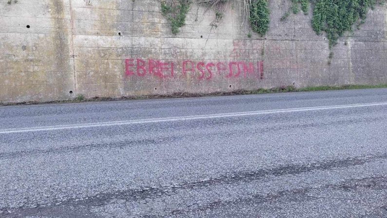 Scritte antisemite apparse anche a Tropea