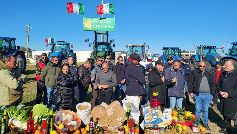 Il vescovo di Crotone alla protesta degli agricoltori