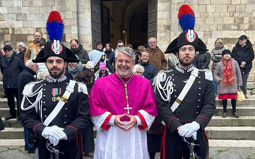 Monsignor Giorgio Ferretti, neo vescovo della diocesi di Foggia-Bovino, insieme ai carabinieri