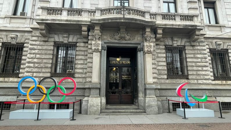 Milano-Cortina, in Piazza Scala i cinque cerchi olimpici