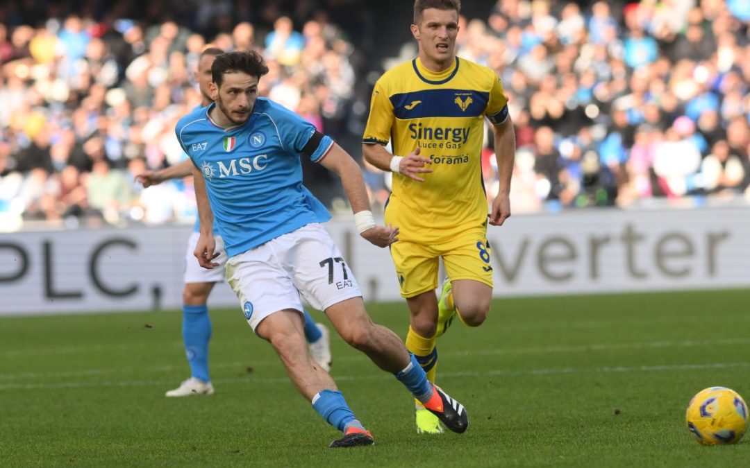 Ngonge e magia Kvaratskhelia, il Napoli ribalta il Verona 2-1