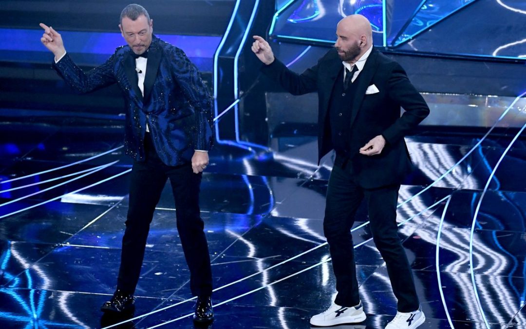 A Sanremo l’emozione di Allevi. Si balla con Travolta, Geolier in testa