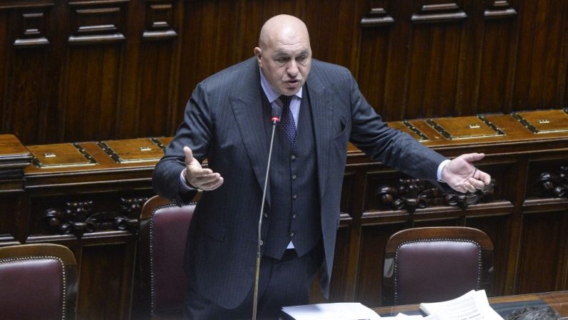 Il ministro Crosetto ricoverato d’urgenza, sospetta pericardite
