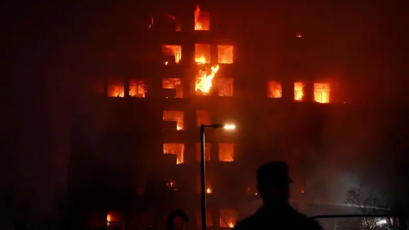 Spagna, incendio divora grattacielo a Valencia. Almeno 10 morti