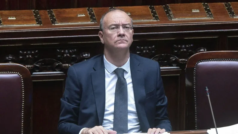 Valditara “Cellulare sconsigliato a scuola, ok tablet a fini didattici”