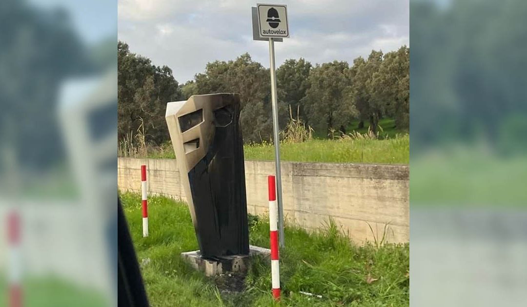 Palmi, dato alle fiamme un autovelox sulla statale 18
