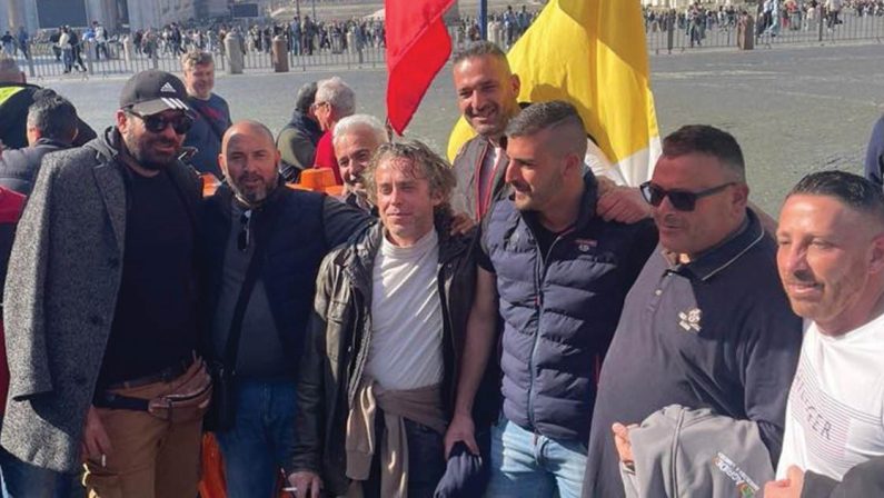 Agricoltori calabresi con il trattore entrano a piazza San Pietro