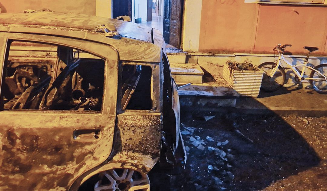 L'auto distrutta e i danni all'oratorio