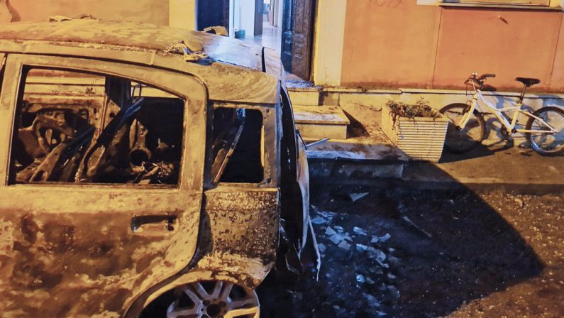 Varapodio, dopo l'intimidazione in chiesa l'auto del parroco va a fuoco