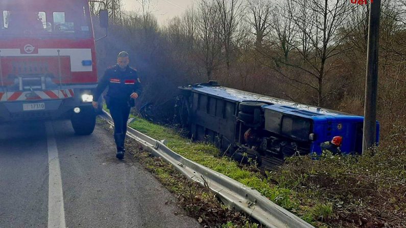 Autobus va fuori strada e si ribalta in provincia di Potenza