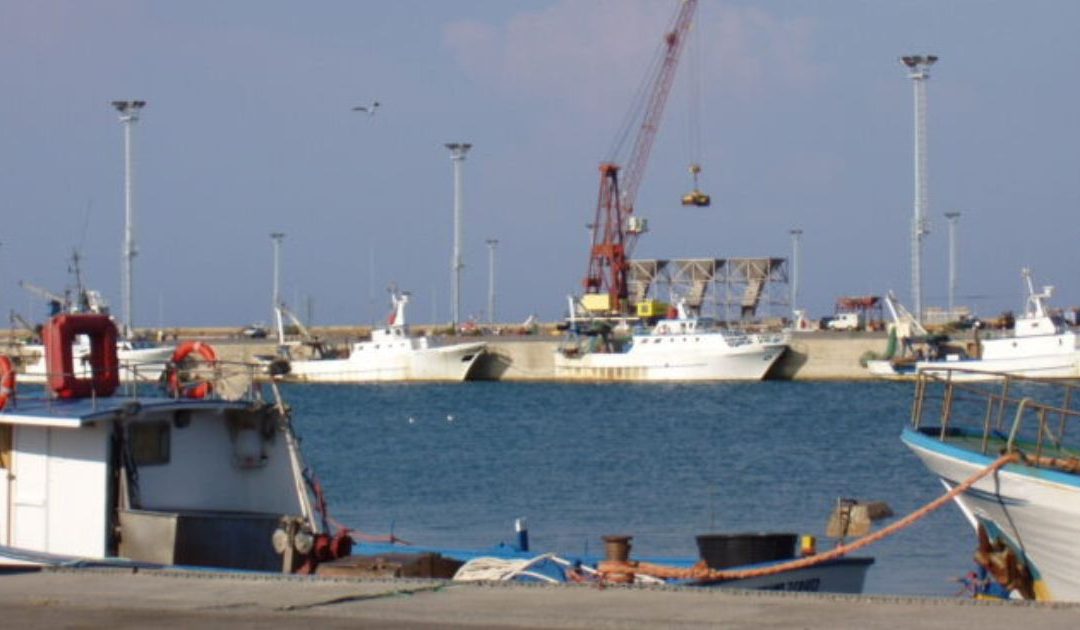 Le imbarcazioni attraccate al porto di Schiavonea