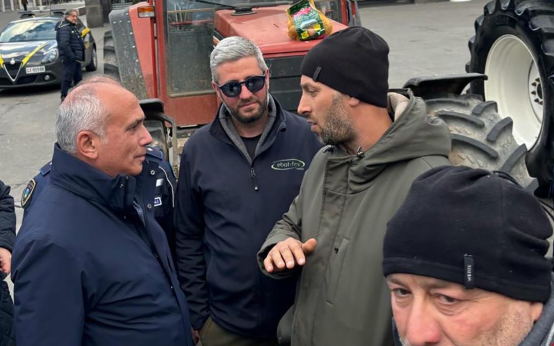 Il sindaco di Cosenza Franz Caruso dialoga con gli agricoltori in protesta
