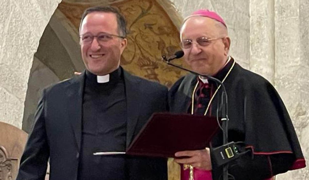 Don Domenico Beneventi con il vescovo Francesco Sirufo