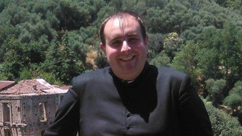 Intimidazione a prete nel Vibonese: candeggina nell'acqua e nel vino cerimoniali