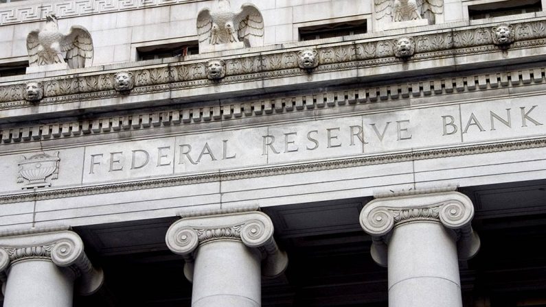 La Fed lascia invariati i tassi ma si prepara al primo taglio