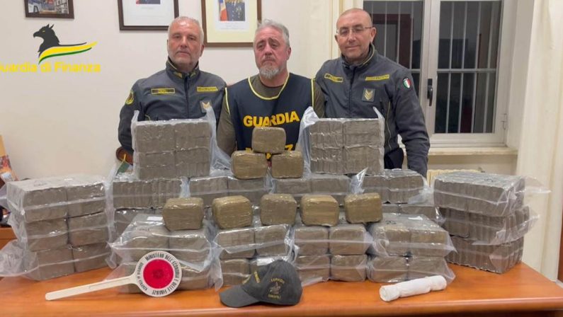 Viaggiava con hashish per 1 milione di euro, arrestato a Villa San Giovanni