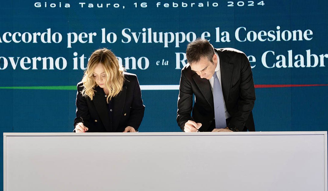 Giorgia Meloni e Roberto Occhiuto alla firma dell'accordo di coesione