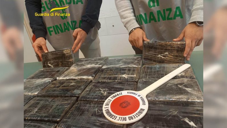 Napoli, blitz della Finanza contro il traffico di droga, 16 arresti