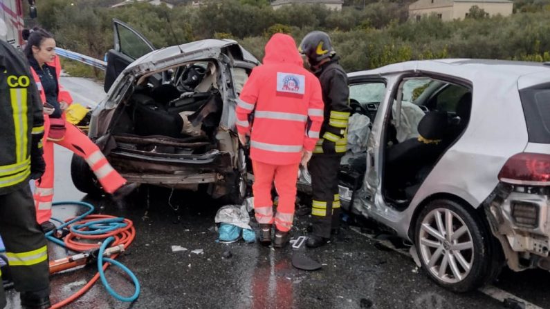 Ancora sangue sulle strade calabresi: incidente nel Crotonese, due morti e due feriti