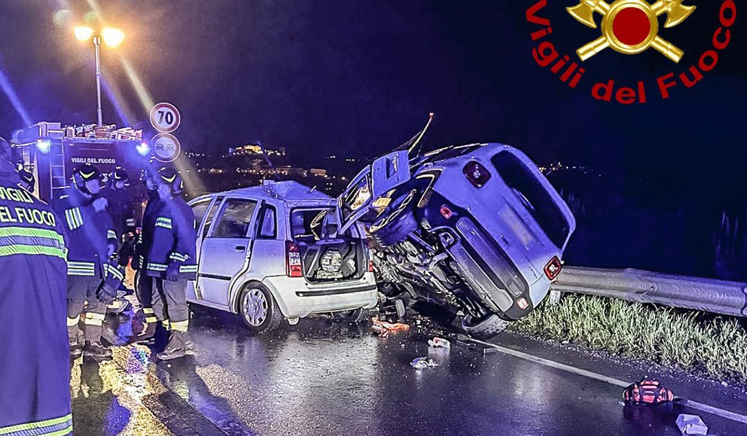 Tragedia a Cosenza, incidente tra due auto: morto un 27enne