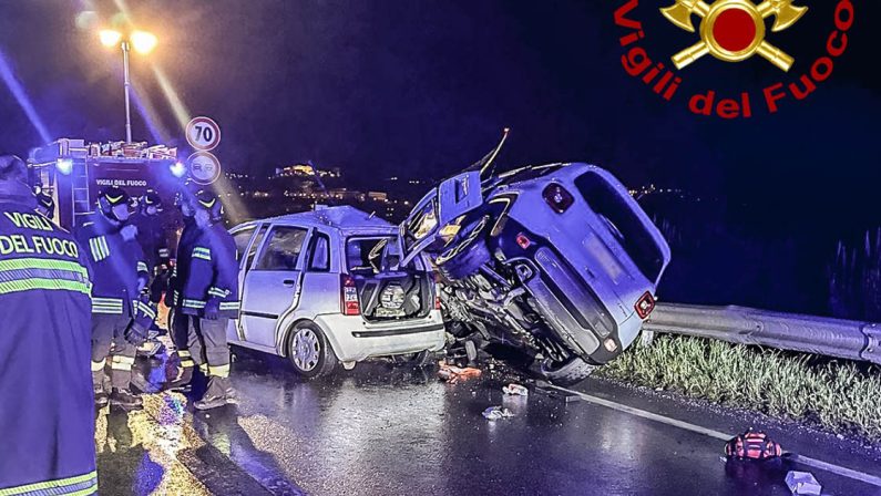 Tragedia a Cosenza, incidente tra due auto: morto un 27enne