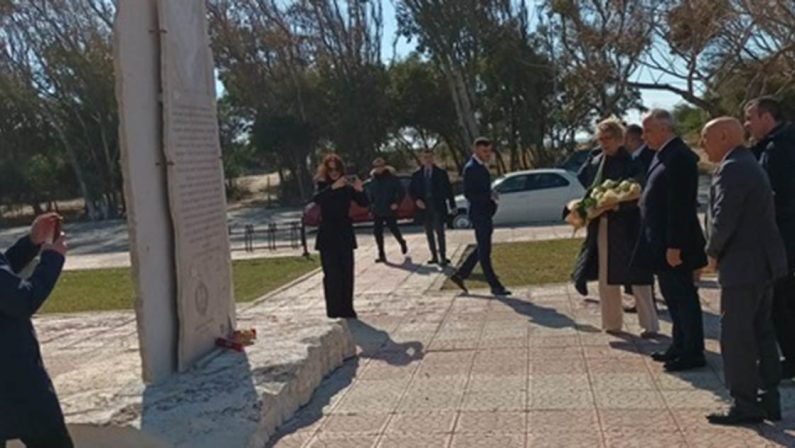 Blitz del ministro Piantedosi a Cutro per commemorare le vittime della strage