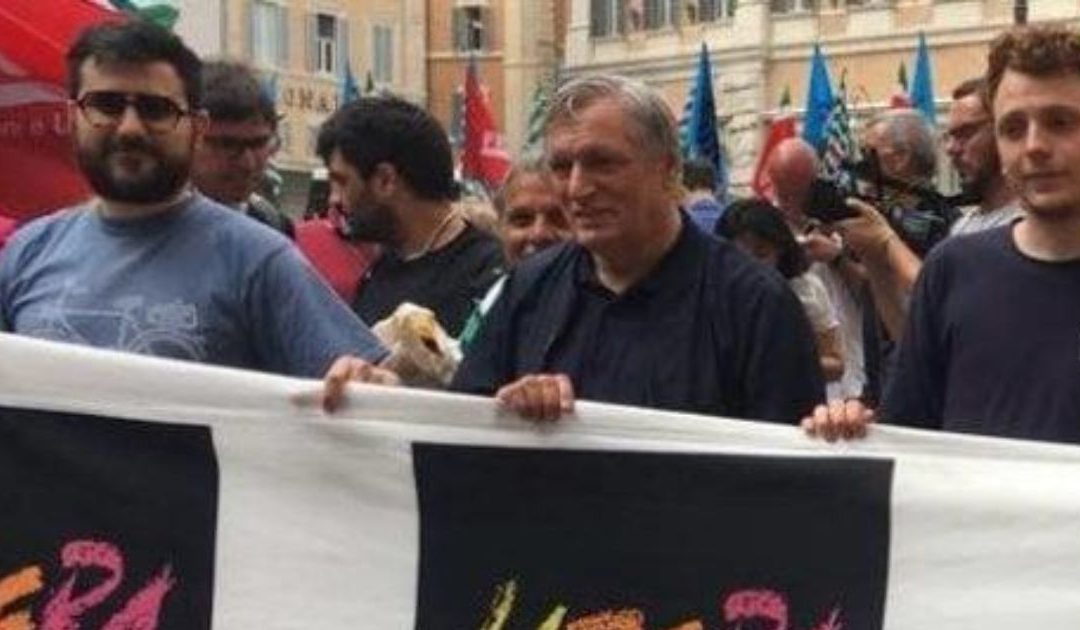Don Luigi Ciotti durante una delle Passeggiate della legalità di Libera