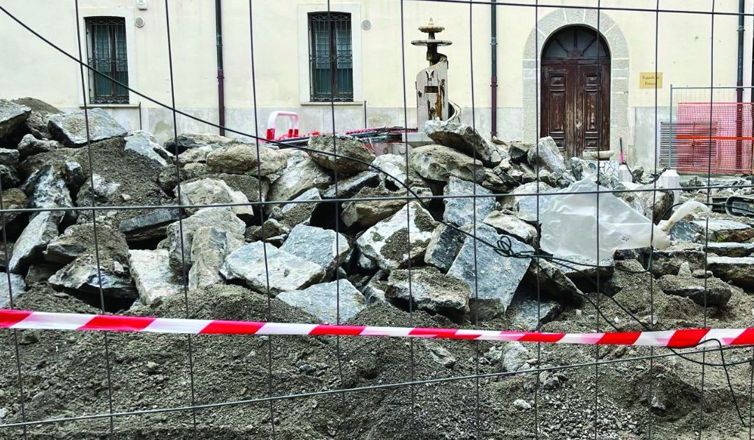 Potenza, il Centro studi Basilicata sulla ripavimentazione in piazza Duomo: «Città ostaggio di incapaci»