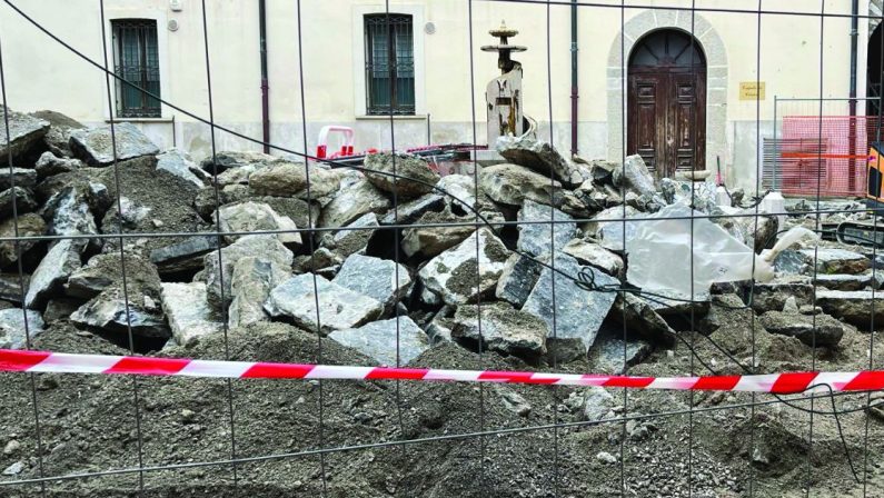 Potenza, il Centro studi Basilicata sulla ripavimentazione in piazza Duomo: «Città ostaggio di incapaci»