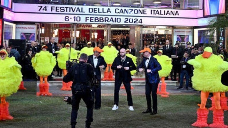 Sanremo 2024, John Travolta non firma la liberatoria: il ballo del qua qua non sarà più trasmesso