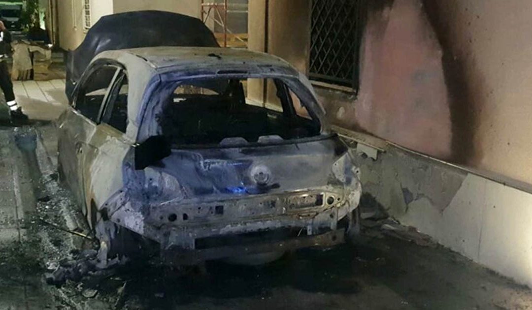 Una delle auto incendiate alla famiglia Gattuso