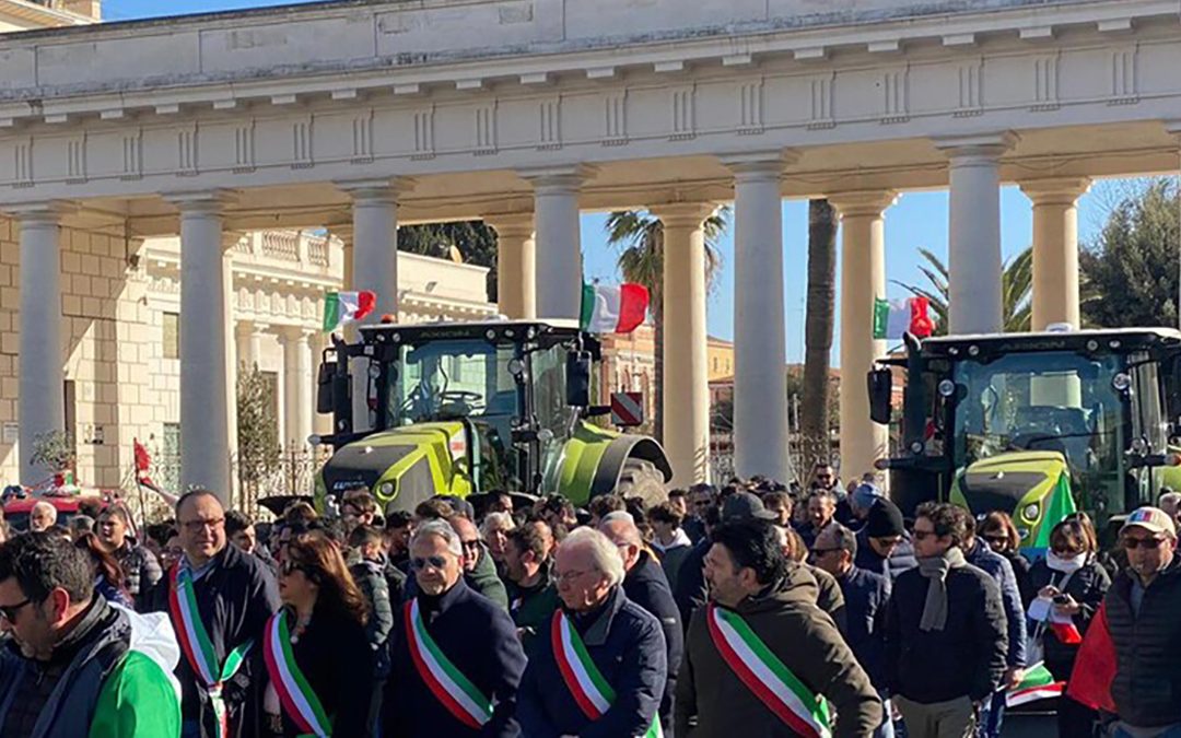 Agricoltori in corteo a Foggia con i trattori