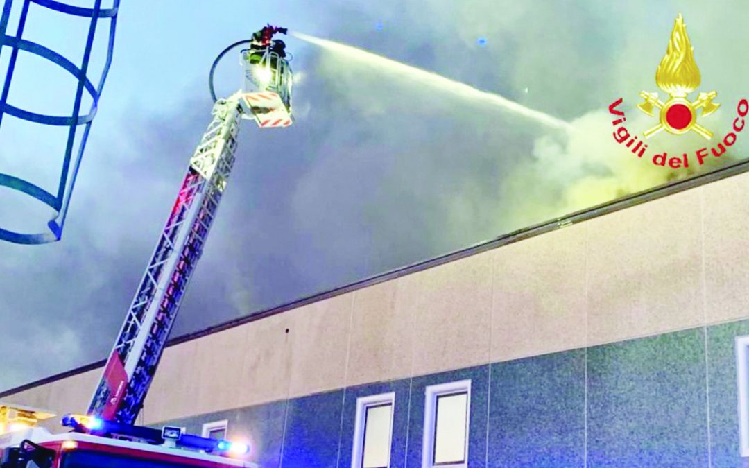 I vigili del fuoco alle prese con l'incendio