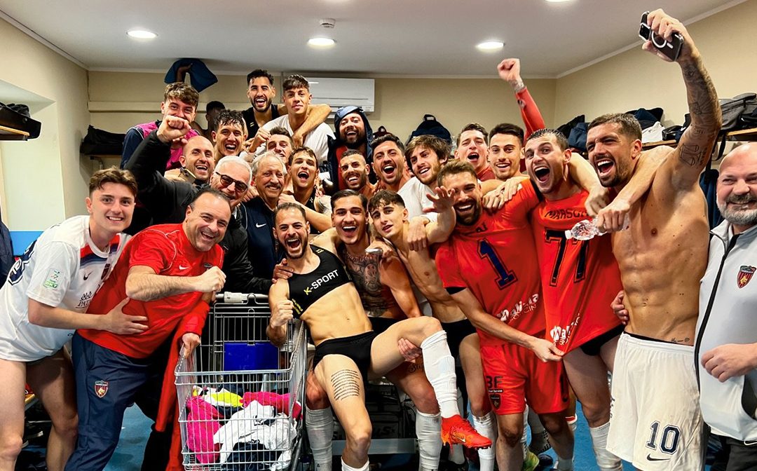 I giocatori del Cosenza esultano a Lecco (foto pagina Facebook Cosenza Calcio)